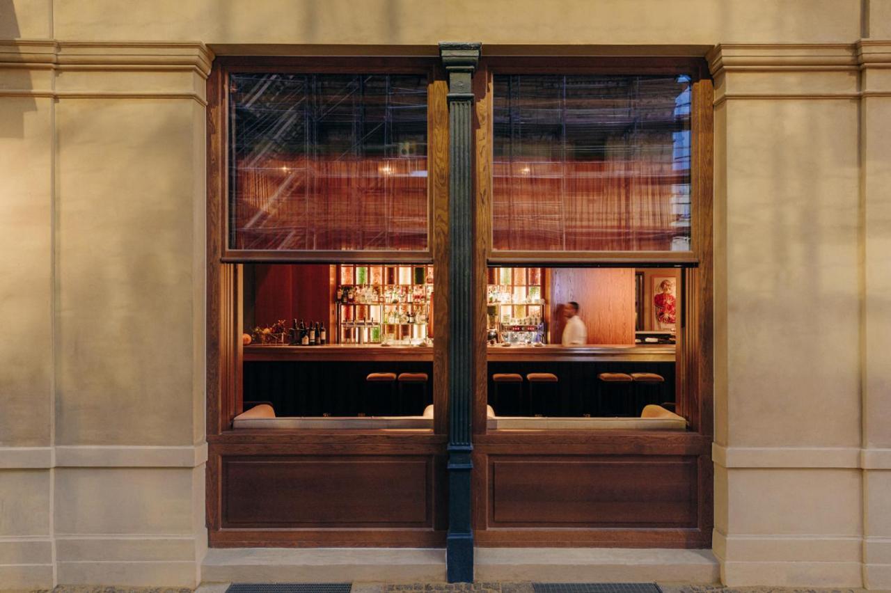 Boutique Hotel Chateau Royal Berlin Exterior photo The bar at the London Edition