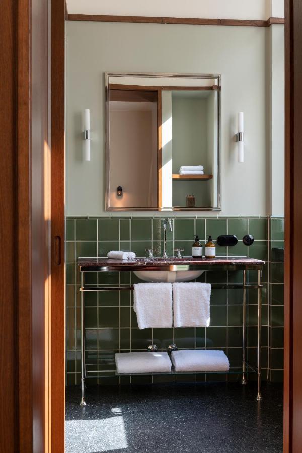 Boutique Hotel Chateau Royal Berlin Exterior photo Bathroom at the Hotel