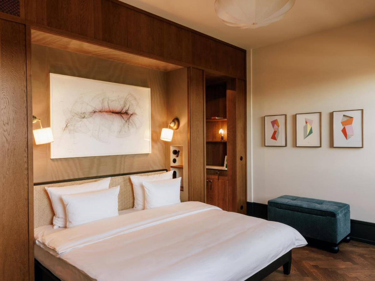 Boutique Hotel Chateau Royal Berlin Exterior photo A bedroom at the hotel