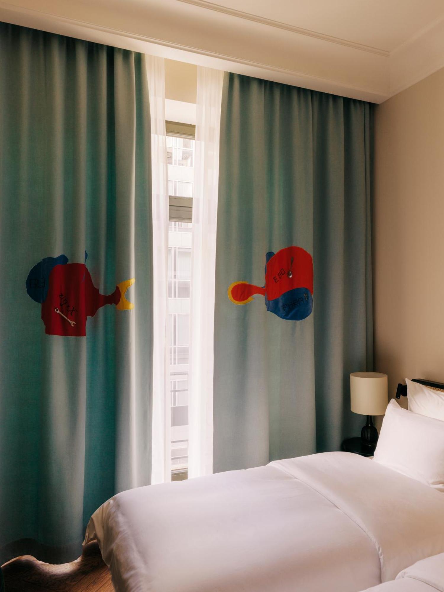 Boutique Hotel Chateau Royal Berlin Exterior photo Curtains in the hotel room