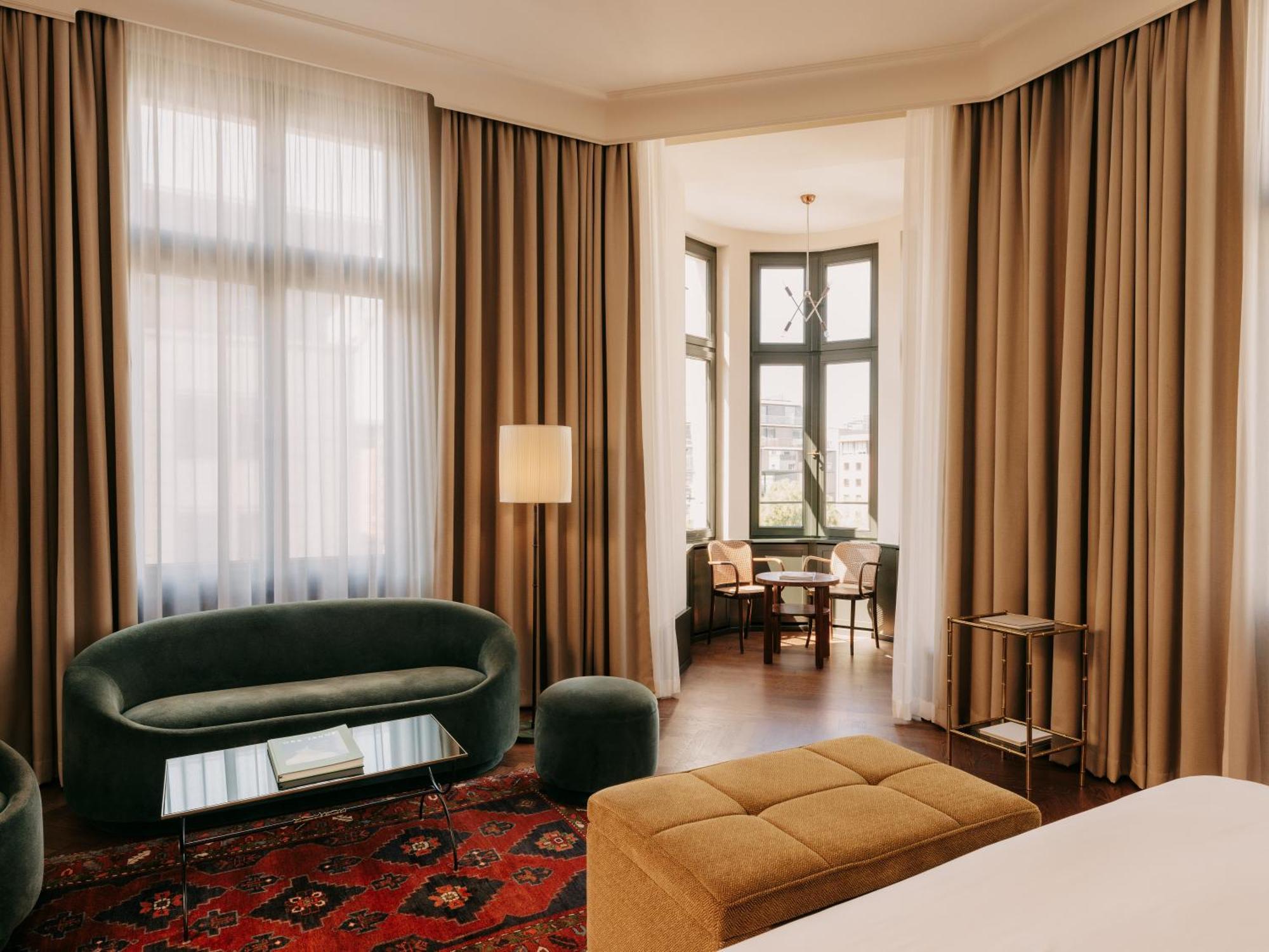 Boutique Hotel Chateau Royal Berlin Exterior photo A suite at the Hotel Axelmannstein